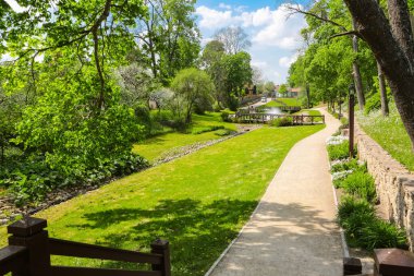 Letonya 'nın Kuldiga kasabasındaki bahar parkı.