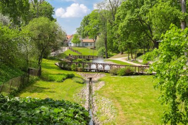 Letonya 'nın Kuldiga kasabasındaki bahar parkı.