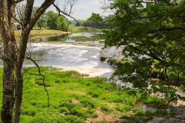 Venta Şelalesi, Venta Nehri üzerinde Avrupa 'nın en geniş şelalesidir.