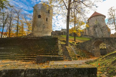 800 yıldan uzun bir geçmişi olan ve Baltık Denizi 'nin en iyi korunmuş ortaçağ şehirlerinden biri olan Letonya' nın Cesis kasabasında terk edilmiş bir şato..