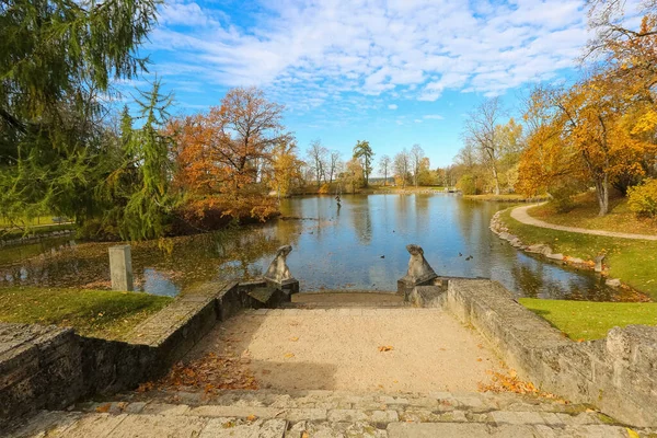 800 yıldan uzun bir geçmişi olan ve Baltık Denizi 'nin en iyi korunmuş ortaçağ şehirlerinden biri olan Letonya' nın Cesis kasabasında terk edilmiş bir şato..