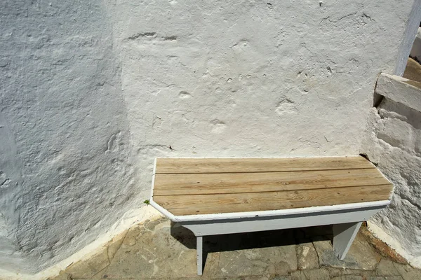 Художественная Инсталляция Белой Стеной Деревянной Скамейкой — стоковое фото
