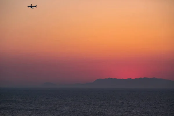 Apus Soare Colorat Orașul Rhodos Vedere Silueta Cețoasă Insulei Symi — Fotografie, imagine de stoc