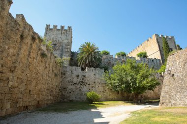 Rodos, Yunanistan'da bulunan ortaçağ antik eski kentinde ortaçağ duvarları ve kemerleri