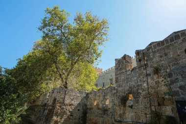 Rodos, Yunanistan'da bulunan ortaçağ antik eski kentinde ortaçağ duvarları ve kemerleri