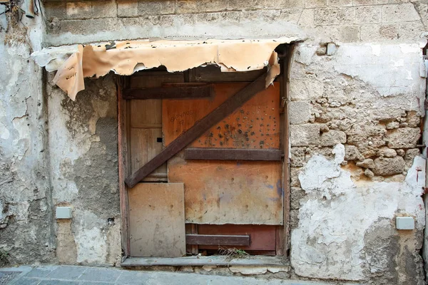 Заброшенная Деревянная Дверь Белая Каменная Стена Фотография Сделана Греции — стоковое фото