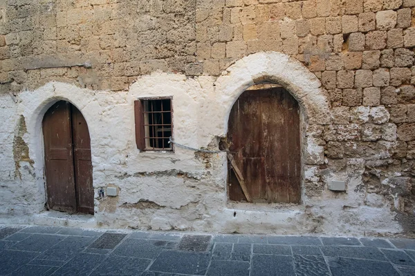 Заброшенная Деревянная Дверь Белая Каменная Стена Фотография Сделана Греции — стоковое фото