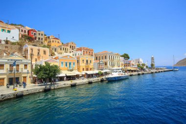 Symi Yunanistan 07 / 02 / 2016 Ada Gezisi Symi, turistler için altyapı ve renkli mimari