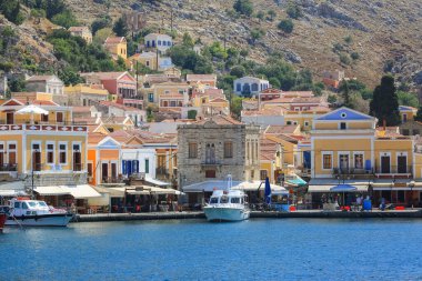 Symi Yunanistan 07 / 02 / 2016 Ada Gezisi Symi, turistler için altyapı ve renkli mimari