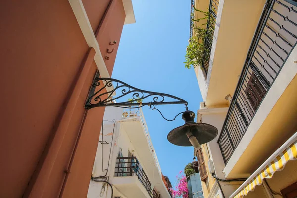 Yunanistan 'ın Rodos kentindeki dar bir sokakta mimarlık.