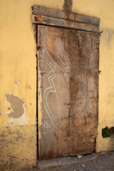 Старая Деревянная Дверь Желтая Стена Греции — стоковое фото