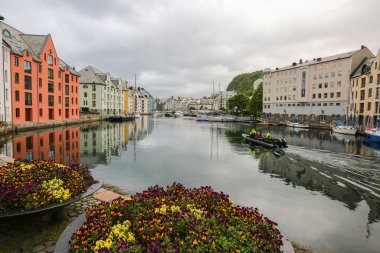 Aalesund Norveç 06 / 13 / 2022 Norveç 'in orta kesiminde yer alan Aalesund kasabasındaki marina. Mimarinin çirkin stili. 