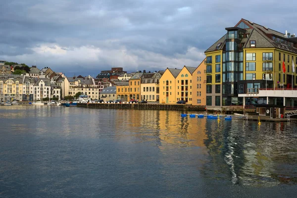 Jugendstil Bauten Spiegeln Sich Wasser Der Norwegischen Stadt Aalesund — Stockfoto