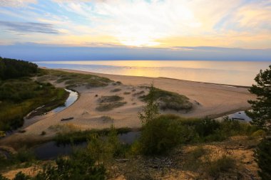 Letonya 'nın Saulkrasti kasabasındaki Rigas Koyu' ndaki kumsal.