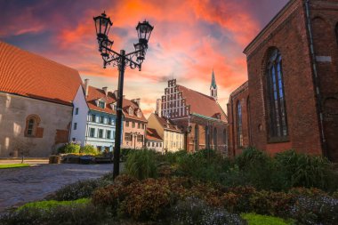 Riga 'daki tarihi eski kasabadaki St. Peter Kilisesi ve St. John Kilisesi mimari simgelerindendir.
