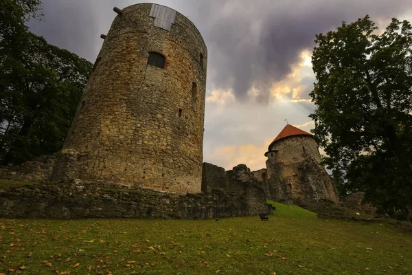 800年の歴史とヨーロッパで最も保存状態の良い古い町の一つがある町セシスの秋の公園と放棄された中世の城 — ストック写真