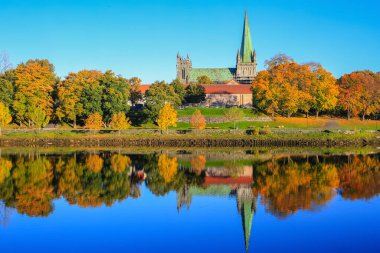 Hindistan 'ın Trondheim şehrinde yaz mevsimi, Nidelva nehri manzarası ve Nidarosdomen katedrali sulara yansıdı.