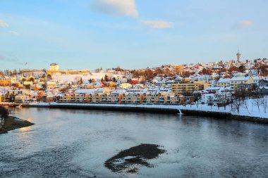 Trondheim 'da kış, Nidelva nehri manzarası ve nehir boyunca Bakklandet yerleşim bölgesi.