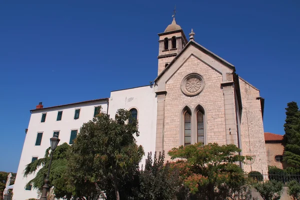 St. James - una única catedral católica de piedra blanca del siglo XV . — Foto de Stock