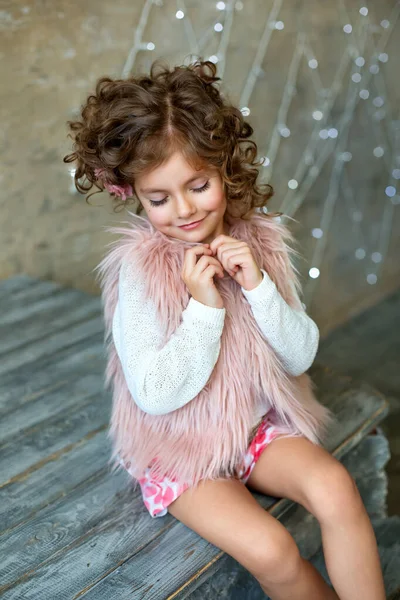 Маленька Дівчинка Аксесуарами Кучерявому Волоссі Рожева Штучна Шубка Мила Усміхнена — стокове фото