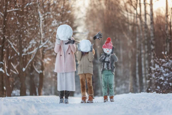 Família Feliz Família Esculpe Boneco Neve Floresta Inverno Caminhando Nas — Fotografia de Stock