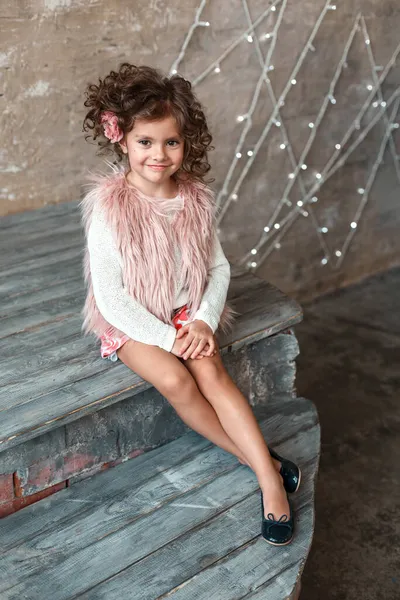 Kleine Schöne Lockige Mädchen Mit Einer Blume Haar Sitzt Auf Stockbild