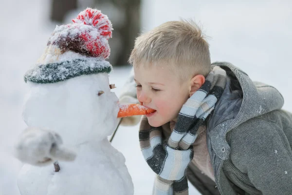 Junge Beißt Einen Schneemann Von Einer Karotte Jungen Die Einem Stockfoto