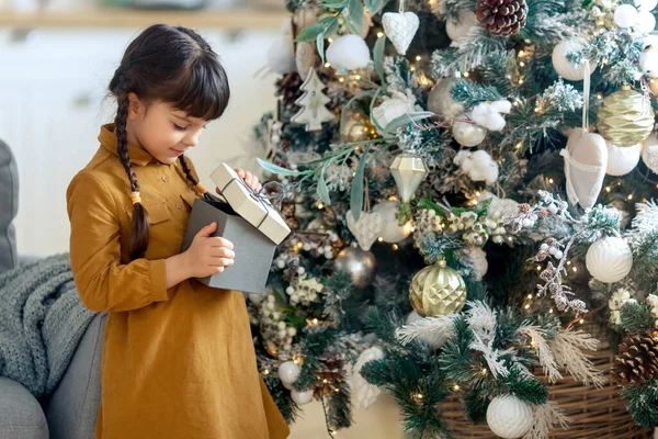 Nettes Mädchen Jahre Alt Einem Gelben Kleid Mit Einer Geschenkbox lizenzfreie Stockbilder