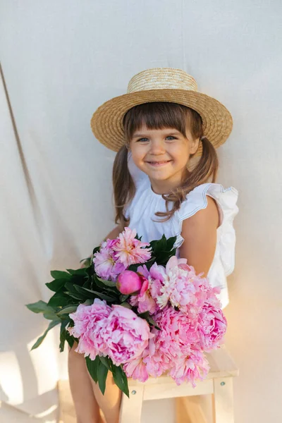 藁帽子の美しいロマンチックな女の子と牡丹の花束は喜んで夏の季節を笑顔 — ストック写真