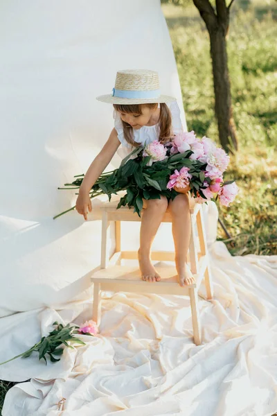 藁帽子の美しいロマンチックな女の子と牡丹の花束は喜んで夏の季節を笑顔 — ストック写真
