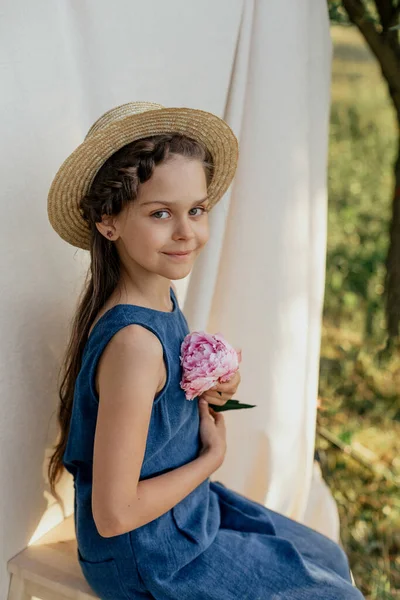 藁帽子の美しいロマンチックな女の子と牡丹の花束は喜んで夏の季節を笑顔 — ストック写真
