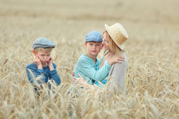 Mamá Con Vestido Azul Sombrero Juega Con Sus Hijos Las — Foto de Stock
