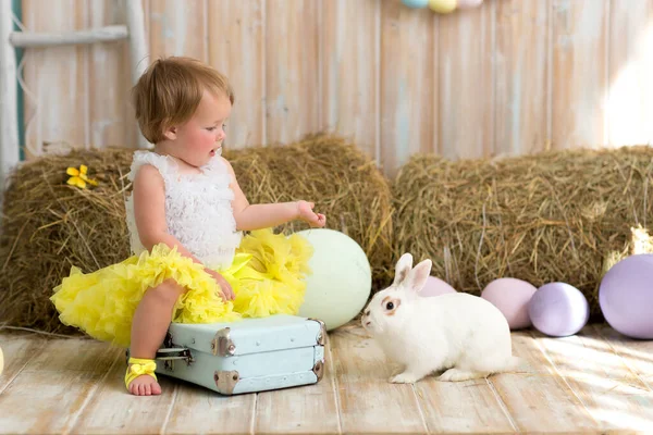Веселая Маленькая Девочка Жёлтой Юбке Сидит Чемодане Белым Кроликом Дети — стоковое фото