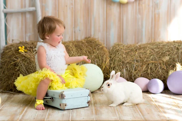 Una Niña Alegre Con Una Falda Amarilla Sentada Una Maleta — Foto de Stock