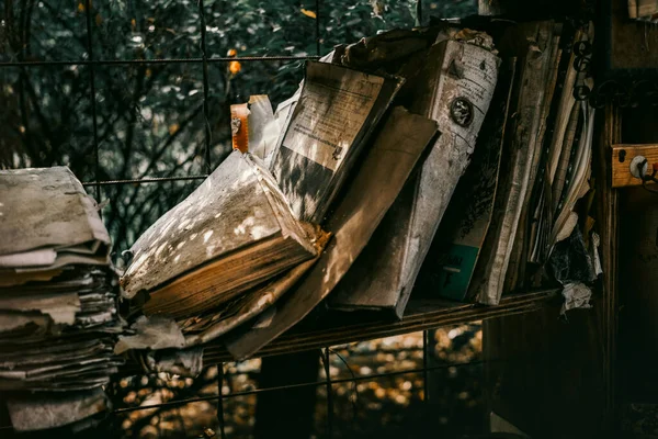 Güneş ışığında eski Tozlu kitaplarla klasik grunge arka planı.