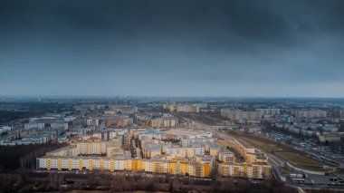 Poznan, Polonya 'da. Evleri ve manzarası olan sakin bir bölge. Sokaklar, parklar ve yollar