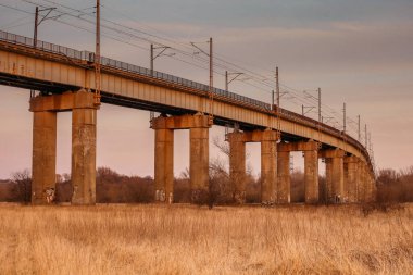 İlkbaharda tarlaların üzerinde viyadük var. Sanayi manzarası