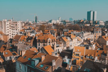 Brüksel 'in fayanslı kırmızı çatılarının güzel manzarası. Sessiz yerleşim bölgesi