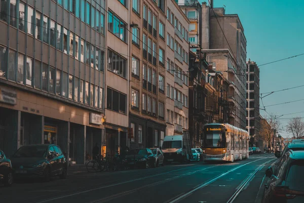 Printemps Bruxelles Royaume Belgique Tram Jaune Peu Voitures Dans Rue — Photo