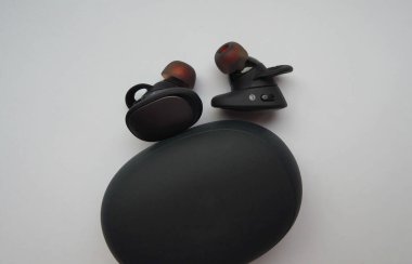 Kablosuz kulaklık depolama çantası. Kulaklıkları şarj etme ve depolama durumu