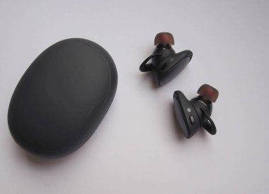 Müzik için modern kablosuz kulaklıklar. Müzik dinlemek ve film izlemek için bluetooth kulaklıklar.