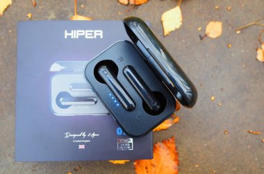 Radyo ve müzik için iki kulaklık. Müzik dinlemek için bluetooth kulaklık.