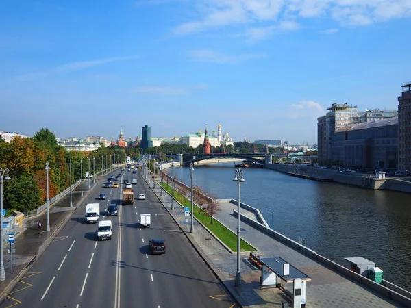 Moskova 'nın sokakları ve mimarisi. Rusya 'nın büyük caddeleri ve yolları.