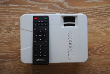 Film izlemek için bir projektör