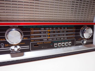 Radyo istasyonlarını kabul eden bir radyo alıcısı. Evin içinde bir radyo alıcısı var..