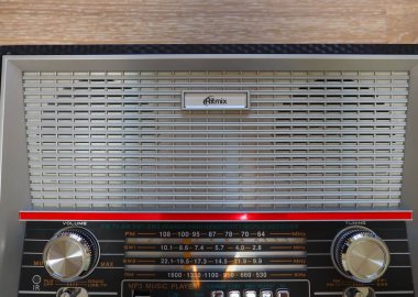 Radyo istasyonları için bir radyo alıcısı.  