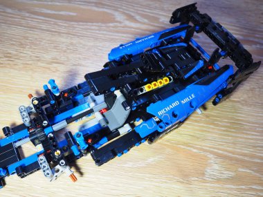 Çocuklar için inşaatçı. Çocukların bir araya getirmesi için plastik parçalardan yapılmış bir yapıcı..