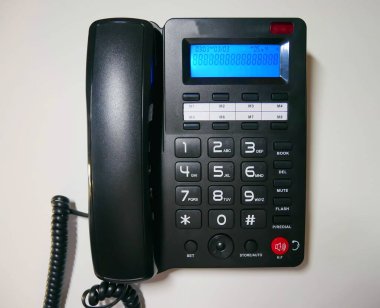 Ofis ve ev için dinlenen telefon. Telefon kablosu ve telefon bağlantısı için düğmeleri olan bir telefon.