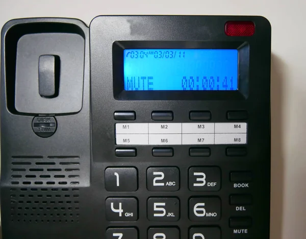 オフィスや家庭用の有線電話 電話通信用のワイヤとボタン付き電話 — ストック写真