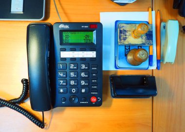 Sekreter için telefon var. Ofiste dinleme cihazı olan bir telefon.